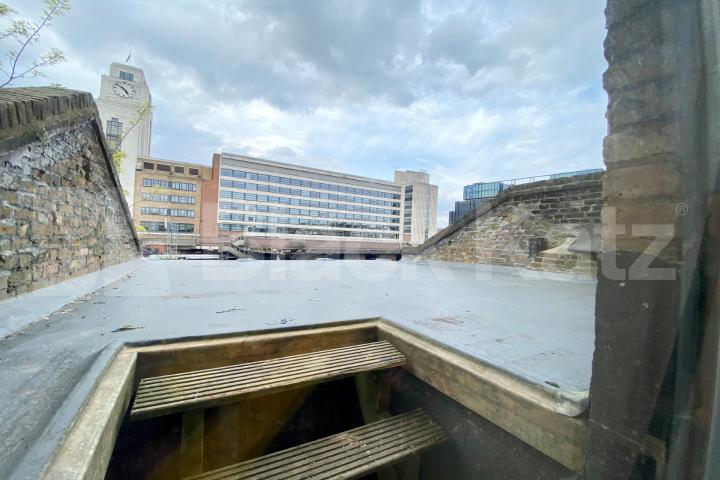 Newly Refurbished Georgian house with terrace Hugh Street , Victoria